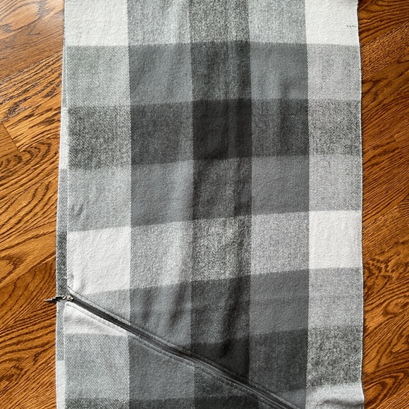 Betsy Johnson scarf/wrap - Picture 3 of 3